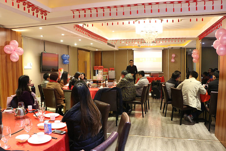 員工們正在聚精會(huì)神的聽講禮至的成長的過程