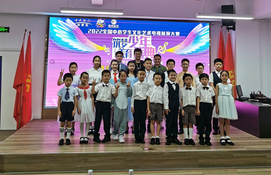 筑夢少年 美育盛典 —— 2022全國中小學生文化藝術電視展演大賽在禮商云倉深圳禮品文化直播基地舉行。