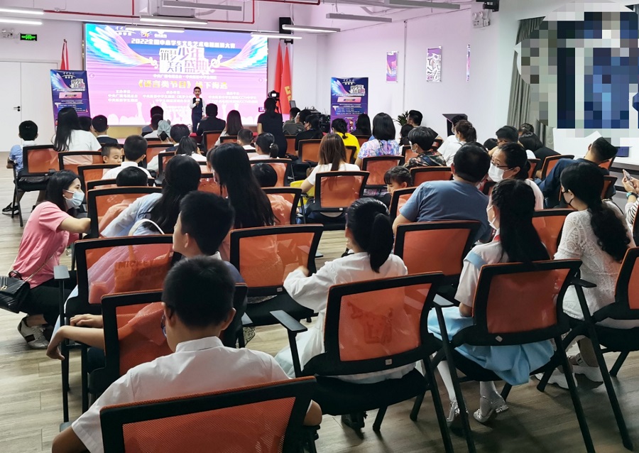 筑夢少年 美育盛典 —— 2022全國中小學生文化藝術電視展演大賽在禮商云倉深圳禮品文化直播基地舉行。